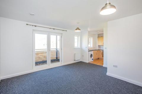 2 bedroom flat to rent, Admiralty Close, West Drayton