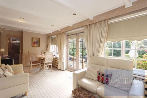 10 Luctons Avenue, Buckhurst Hill, IG9 5SG