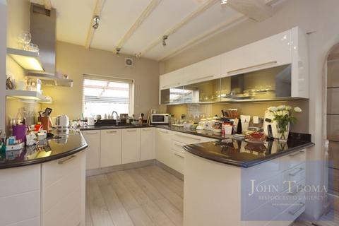10 Luctons Avenue, Buckhurst Hill, IG9 5SG