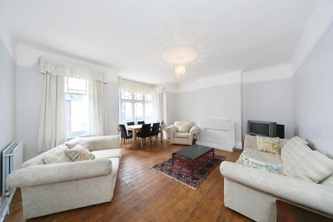 3 bedroom apartment to rent, Ennismore Avenue, London W4