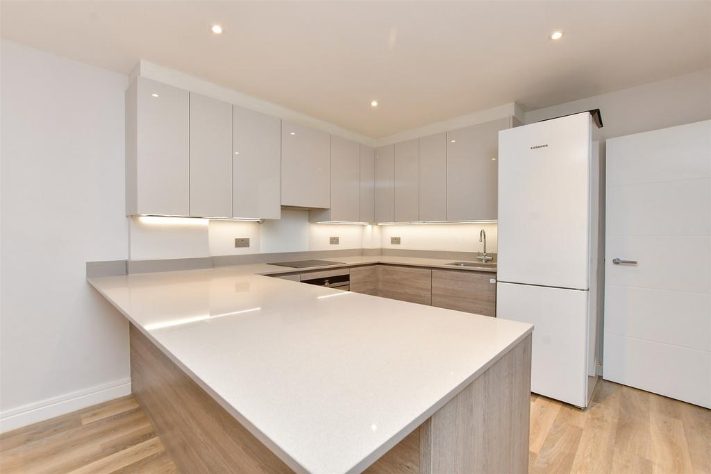 Kitchen Lounge/Dining Area