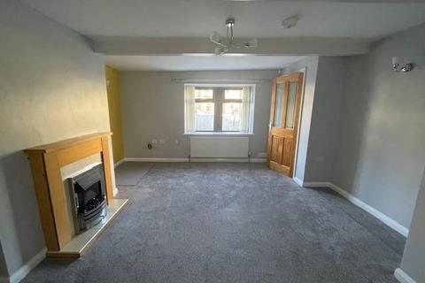 2 bedroom end of terrace house to rent, Club Street, Bradford BD7