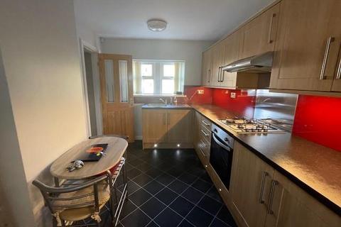 2 bedroom end of terrace house to rent, Club Street, Bradford BD7