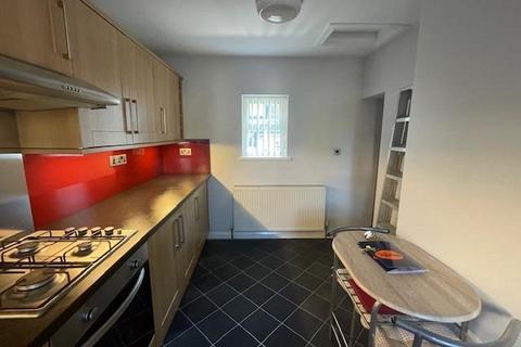 2 bedroom end of terrace house to rent, Club Street, Bradford BD7