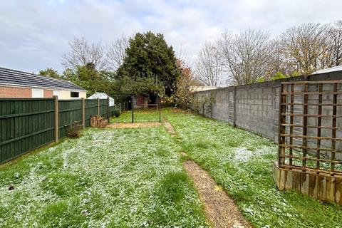 2 bedroom semi-detached house to rent, Oakfield Road, Poole BH15