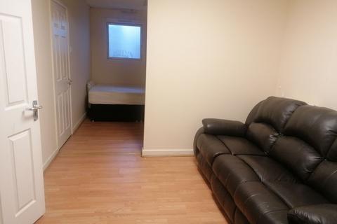 Studio to rent, Flat  Guildford House, - Guildford Street, Luton