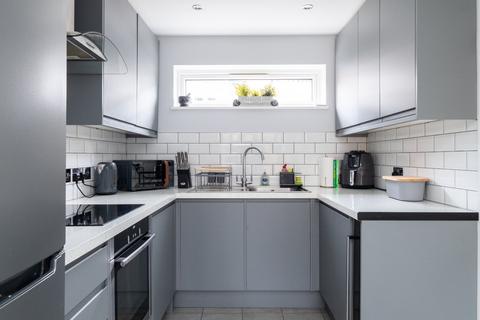 2 Parkview Close, Carshalton, SM5 3JZ