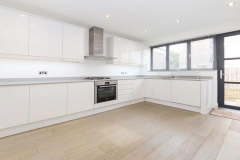 2 bedroom ground floor maisonette to rent, NW2