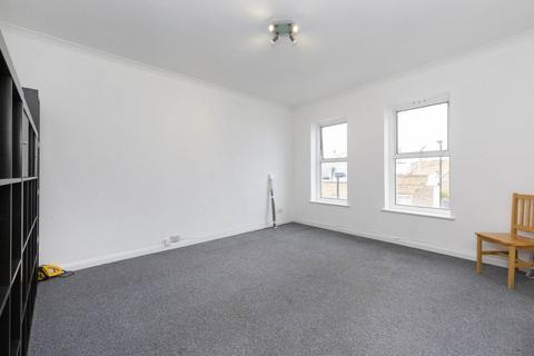 2 bedroom flat to rent, E8