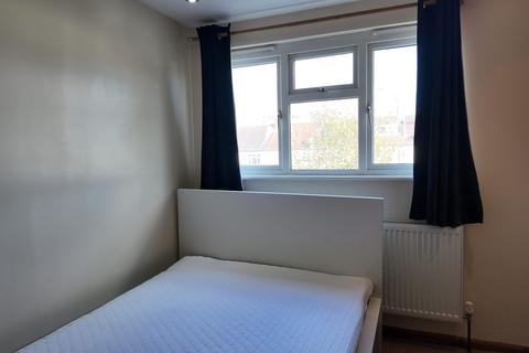 1 bedroom bedsit to rent, Fairlands Avenue, Thornton Heath CR7