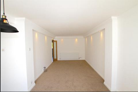 2 bedroom flat to rent, Crescent Road, Leigh-On-Sea