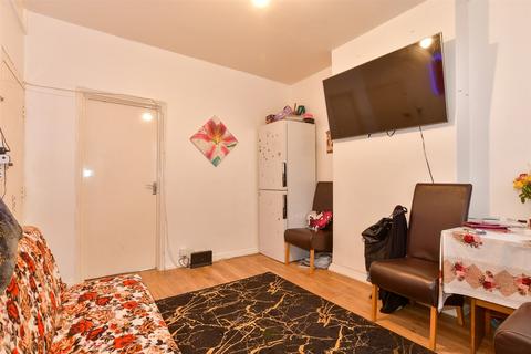 1 bedroom ground floor flat for sale, Meadow Bank Road, Chatham, Kent