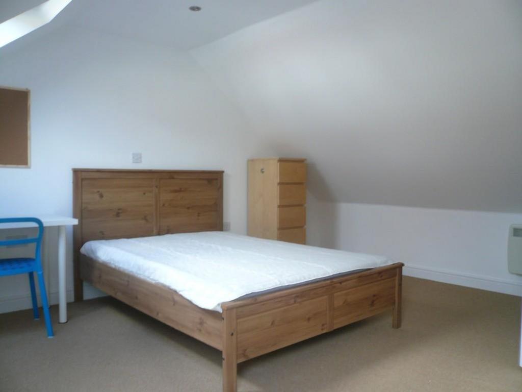 A bright and tidy double bedroom with ample spa...