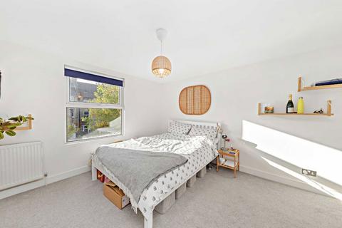 2 bedroom flat to rent, Thornton Avenue, London SW2