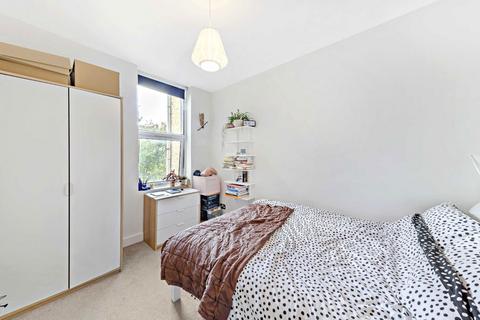 2 bedroom flat to rent, Thornton Avenue, London SW2