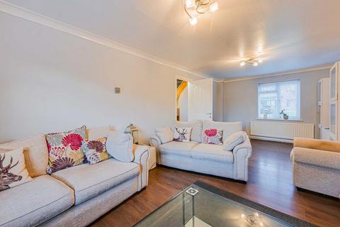37 Bardfield Way, Rayleigh, SS6 9HE