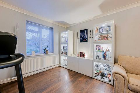 37 Bardfield Way, Rayleigh, SS6 9HE