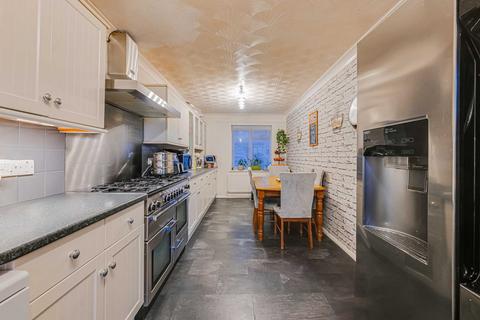 37 Bardfield Way, Rayleigh, SS6 9HE
