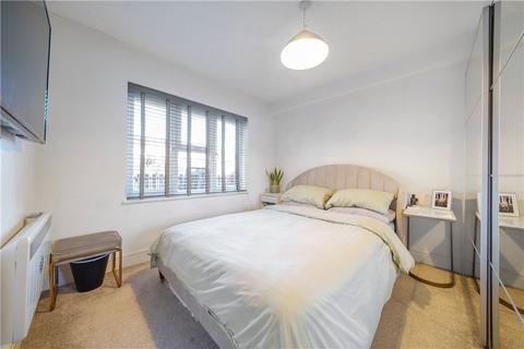 33 Heatherwood Drive, Hayes, UB4 8TN