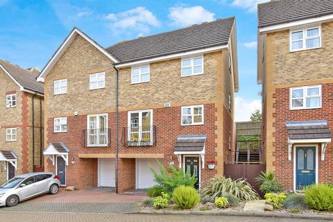 3 Dillywood Fields, Rochester, ME3 8EY