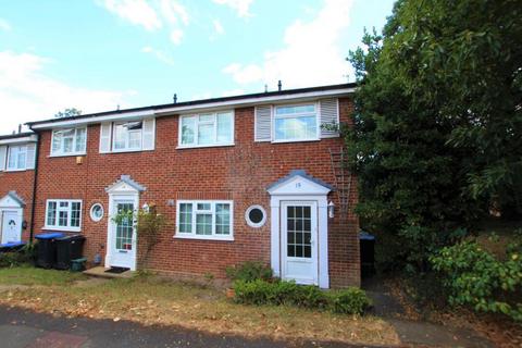 3 bedroom end of terrace house to rent, Cavenham Close, Woking GU22