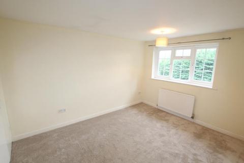 3 bedroom end of terrace house to rent, Cavenham Close, Woking GU22