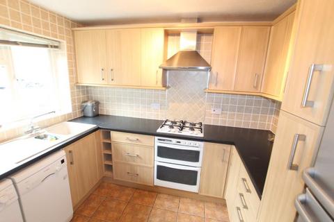 3 bedroom end of terrace house to rent, Cavenham Close, Woking GU22