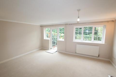 3 bedroom end of terrace house to rent, Cavenham Close, Woking GU22