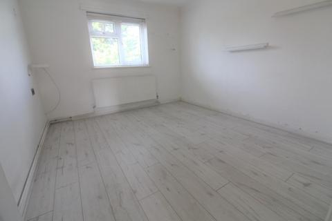 2 bedroom flat to rent, Wheatcroft, Cheshunt