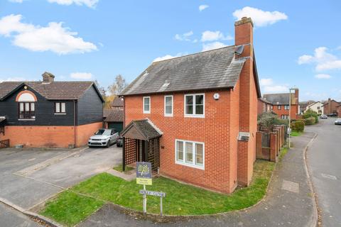 3 bedroom detached house for sale, Holly Close, Bramley