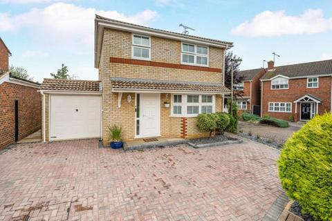 4 bedroom detached house to rent, 38 Amis Avenue, Addlestone KT15