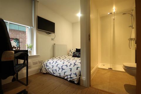 Studio to rent, The Bruce Building, City Centre