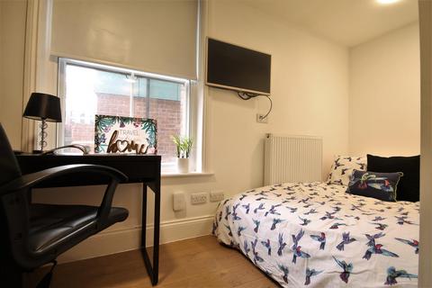 Studio to rent, The Bruce Building, City Centre