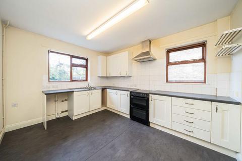 4 bedroom house to rent, Salford Road, London SW2