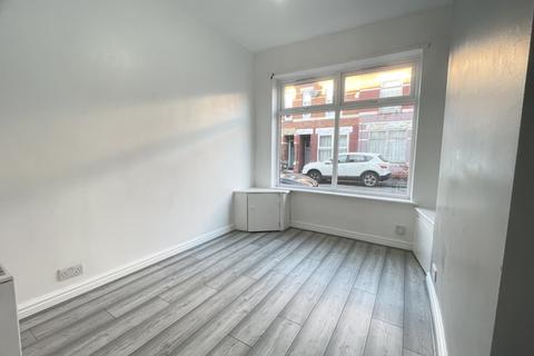 2 bedroom terraced house to rent, Methuen Street, Manchester, M12