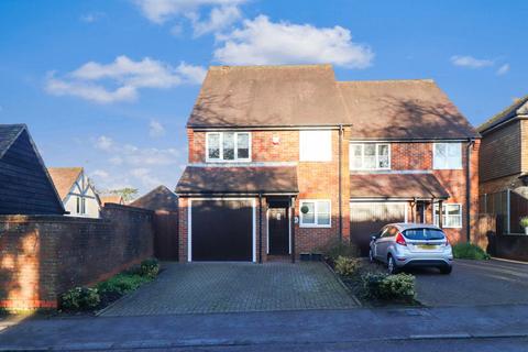 3 bedroom semi-detached house for sale, Chipperfield Road, Bovingdon, HP3