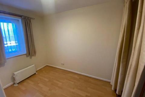 Studio to rent, Birchanger Road, London