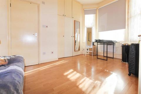 Studio to rent, Langham Road, London N15