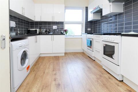 Studio to rent, Langham Road, London N15