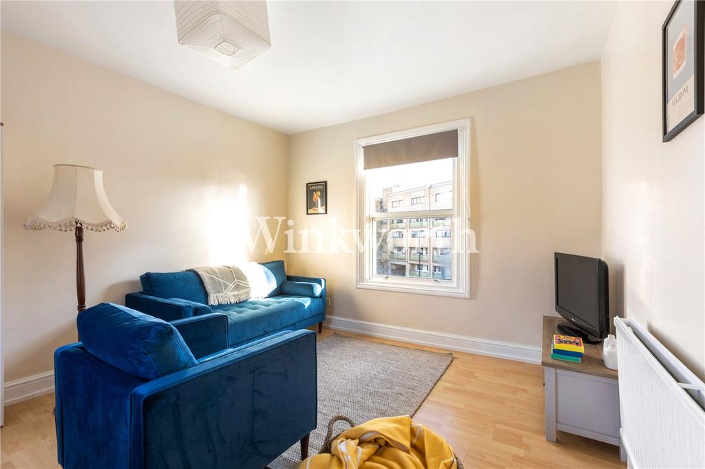 https://media.onthemarket.com/properties/16176650/1519587387/image-8-1024x1024.jpg