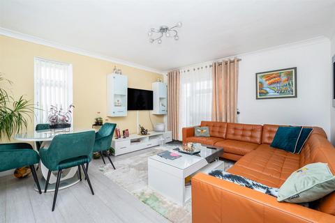 2 bedroom flat for sale, Thicket Crescent, Sutton