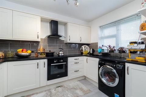 2 bedroom flat for sale, Thicket Crescent, Sutton