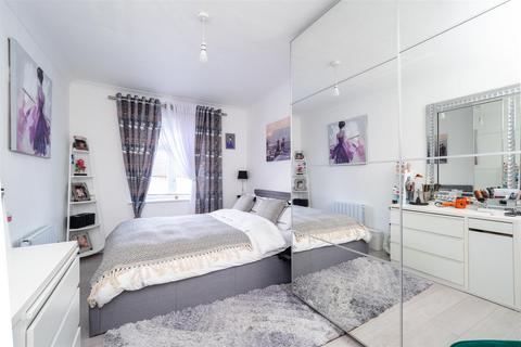 2 bedroom flat for sale, Thicket Crescent, Sutton