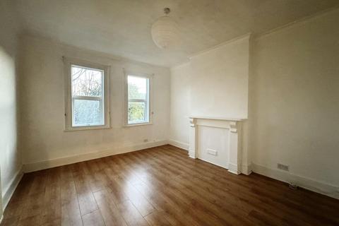 Studio to rent, Uxbridge Road, W3