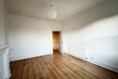 Studio to rent, Uxbridge Road, W3