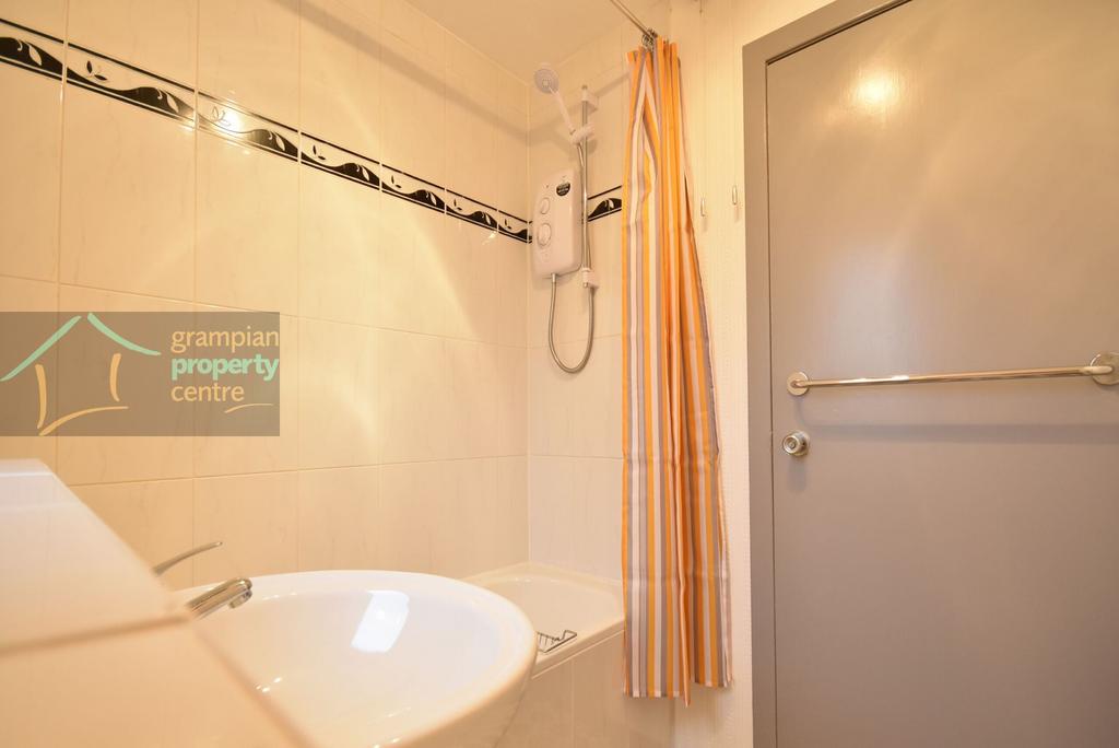 Bathroom 2.JPG