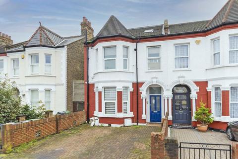 2 bedroom flat to rent, Ellison Road, London SW16