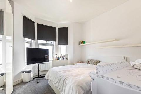 2 bedroom flat to rent, Ellison Road, London SW16