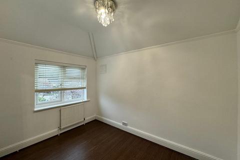 3 bedroom semi-detached house to rent, North Western Avenue, Watford WD25