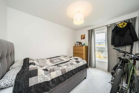 2 bedroom flat for sale, Langhorn Drive, Twickenham TW2